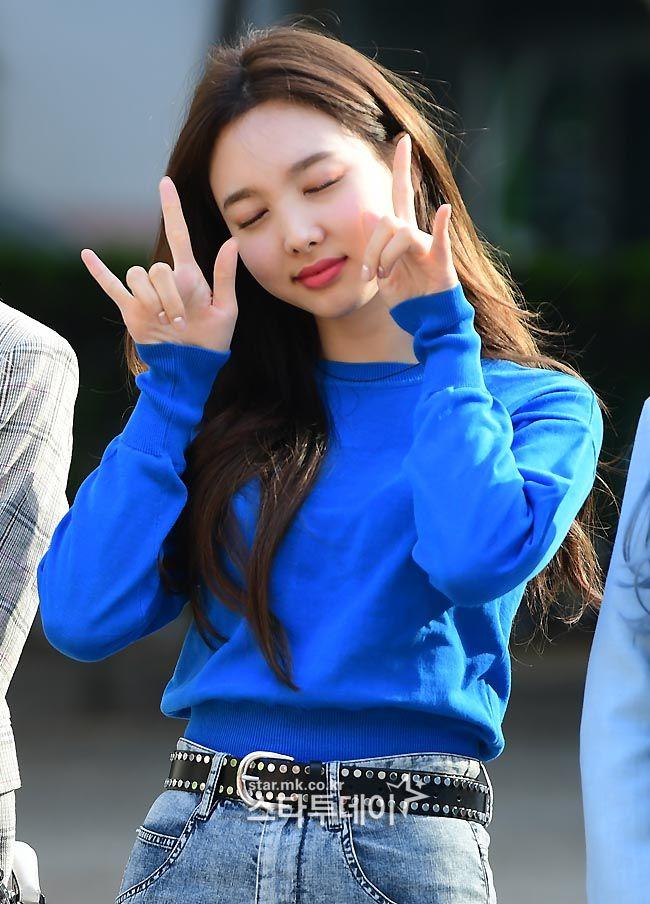 트와이스 뮤뱅출근 아직도 졸린 나연 기사사진2