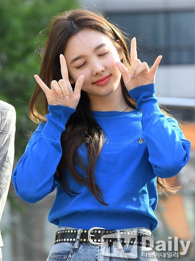트와이스 뮤뱅출근 아직도 졸린 나연 기사사진4