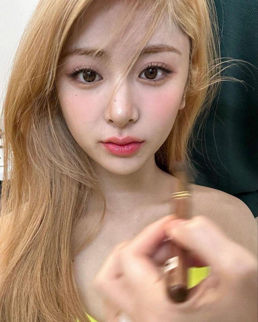 LE SSERAFIM YUNJIN0
