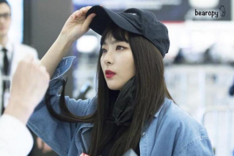 여권과 얼굴 대조하는 슬기1