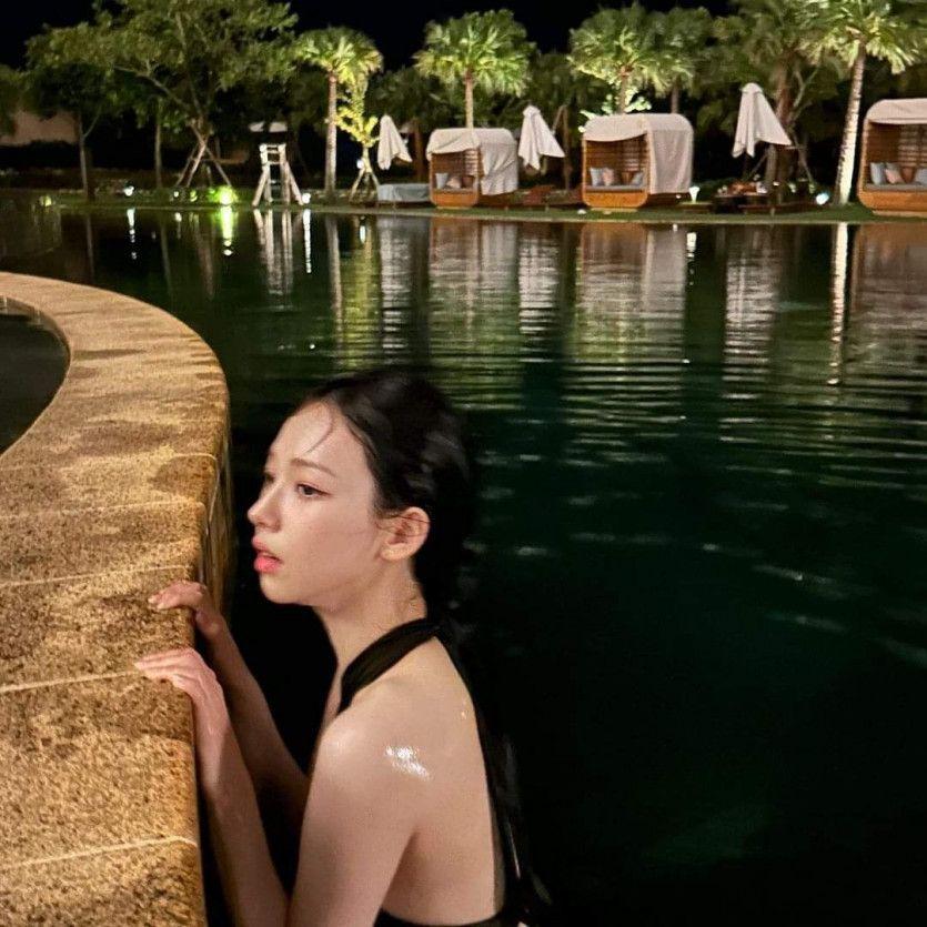 수영장에서 섹시한 에스파 카리나2