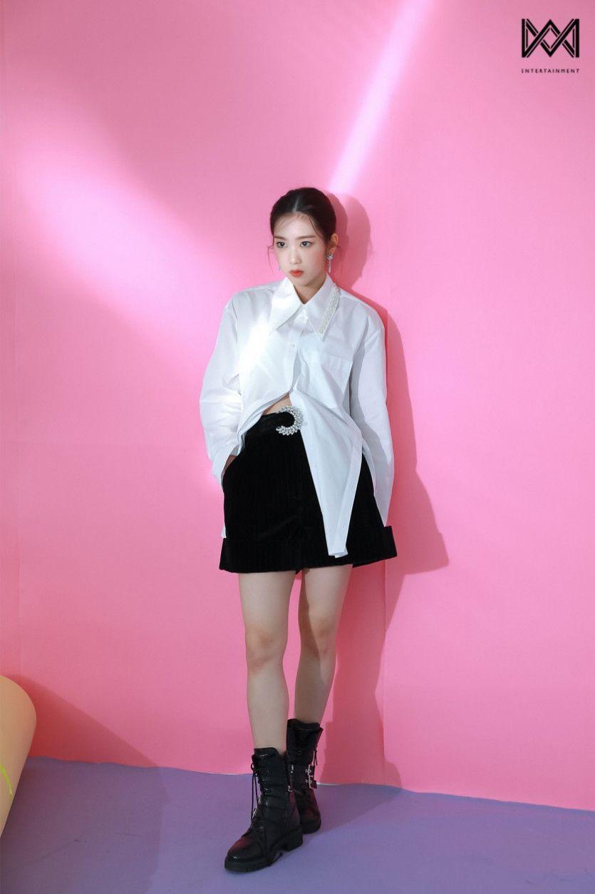 지호 Y 매거진 화보 비하인드 컷1
