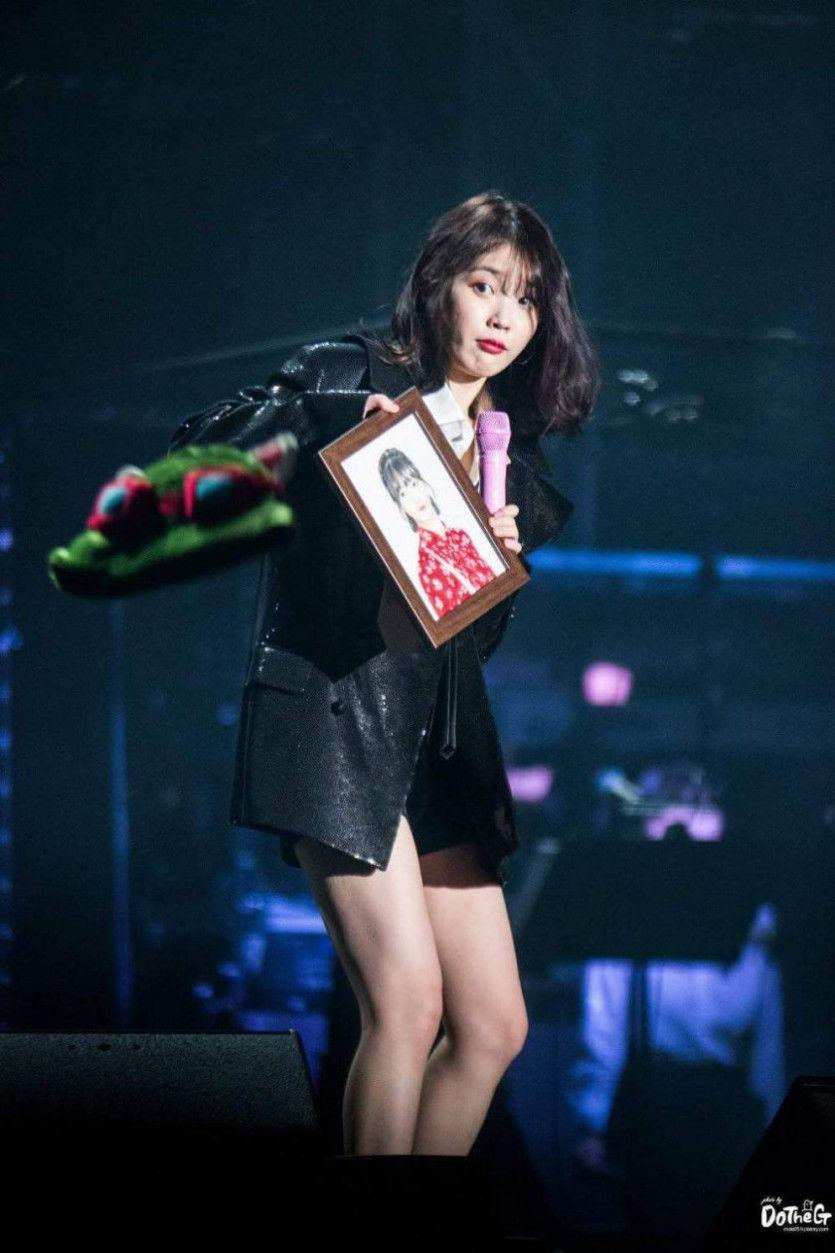날아오는 모자에 놀라는 IU0