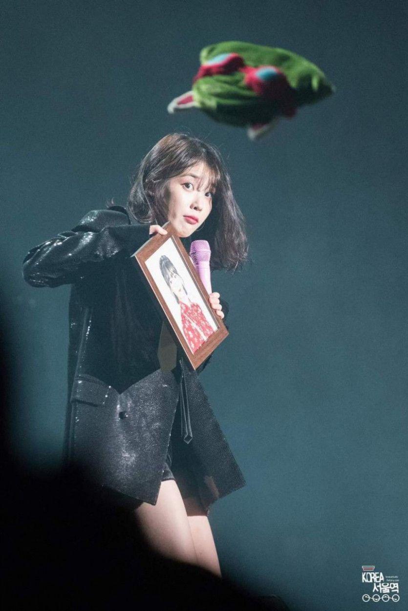 날아오는 모자에 놀라는 IU1