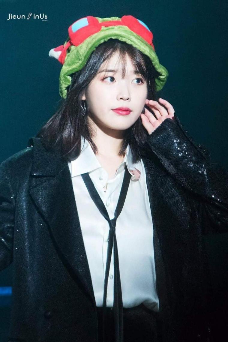 날아오는 모자에 놀라는 IU2