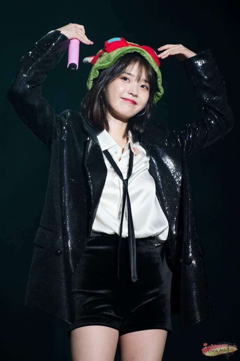 날아오는 모자에 놀라는 IU3