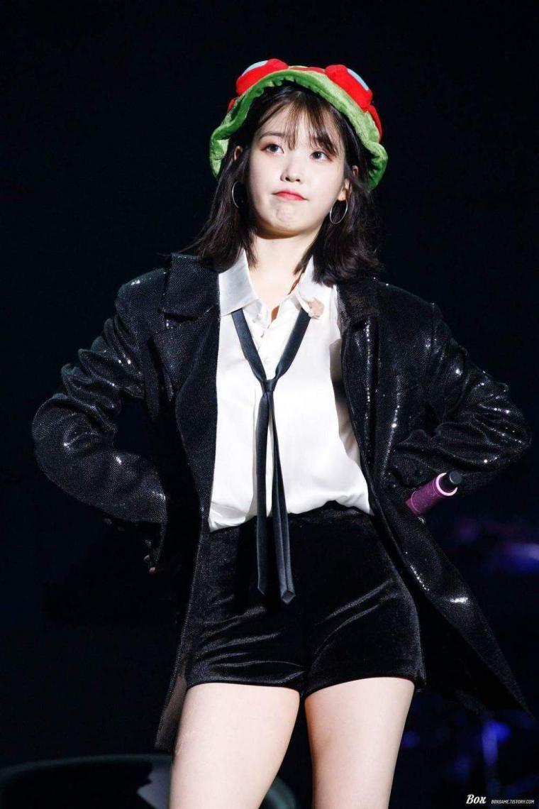 날아오는 모자에 놀라는 IU4