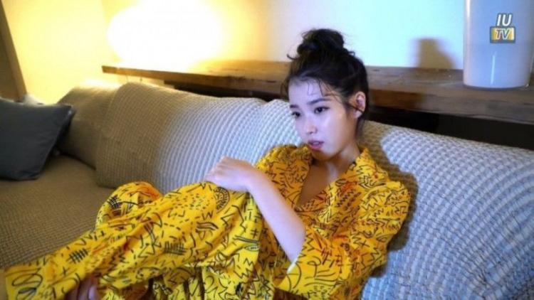 똥 머리 한 아이유0