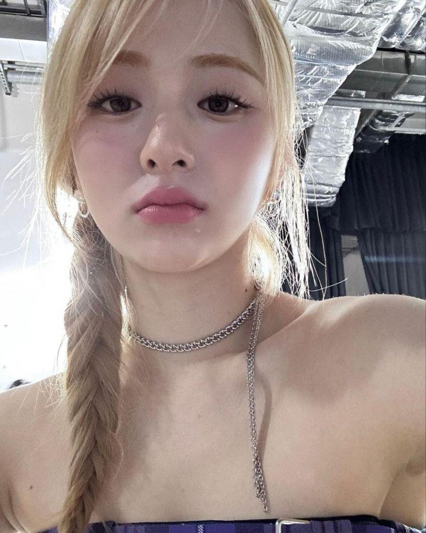 LE SSERAFIM YUNJIN0