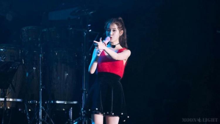 6년 전 빨간 민소매 아이유3