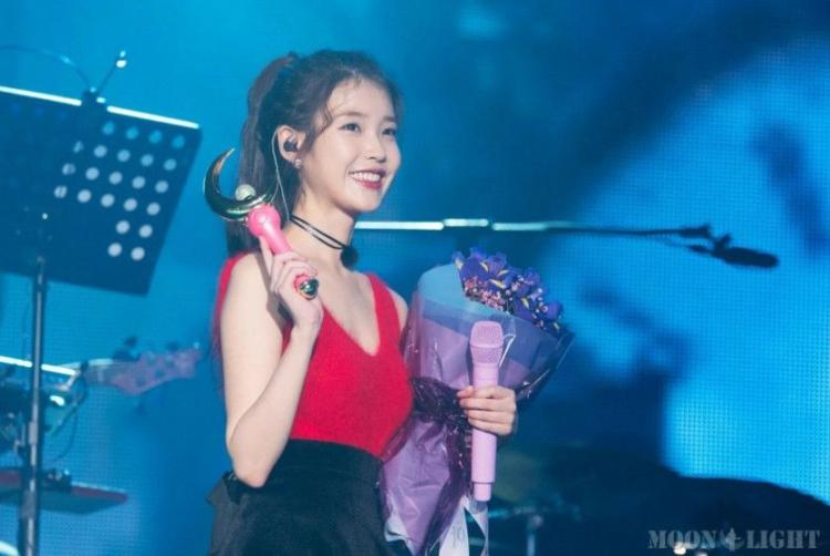 6년 전 빨간 민소매 아이유5