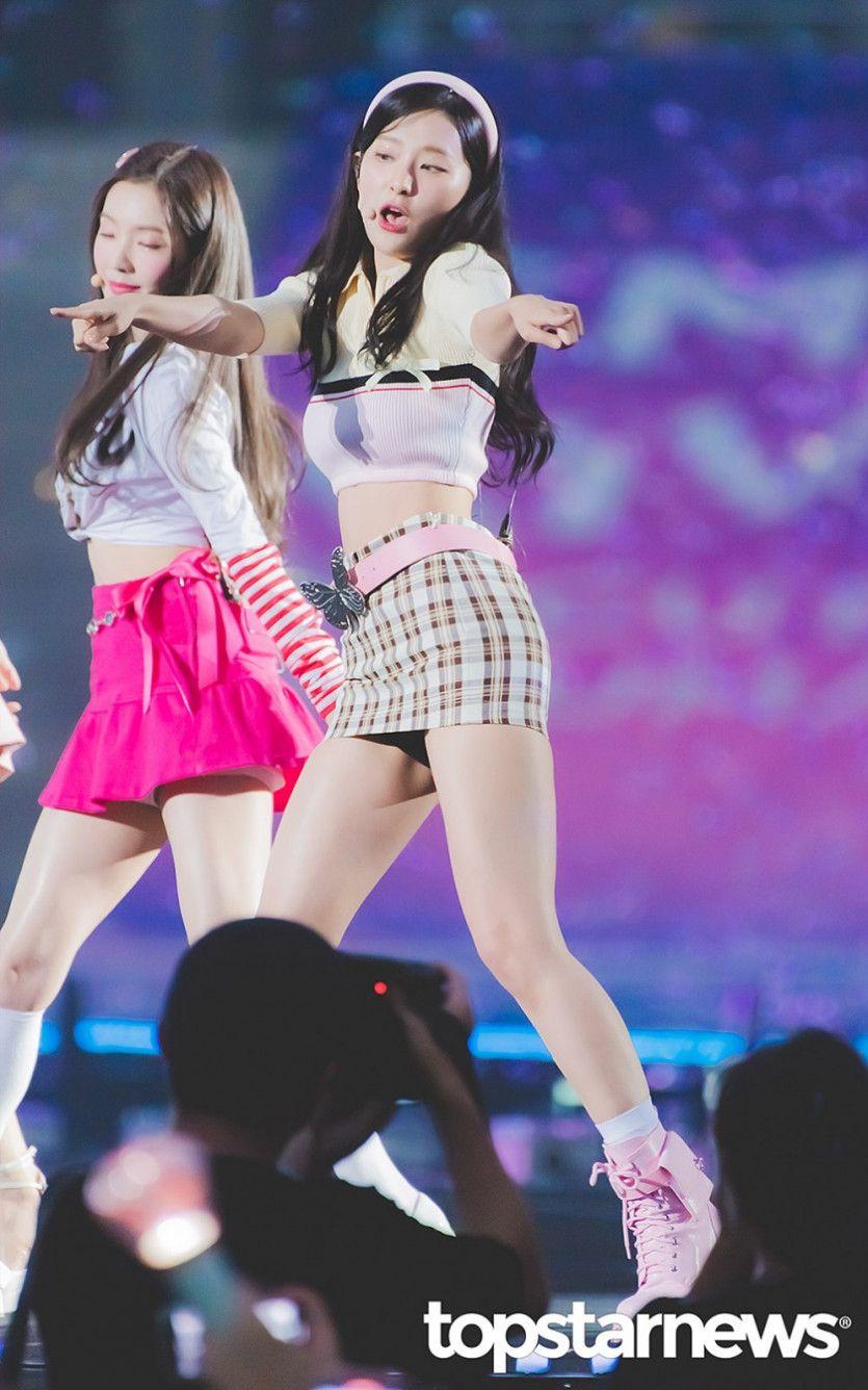 옆에서 보는 미니스커트 레드벨벳 슬기2