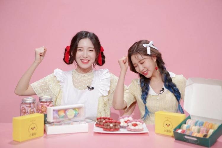 아린 (오마이걸) x 다영 (우주소녀) - 마카롱 리뷰 (아다리TV/사진/영상)3