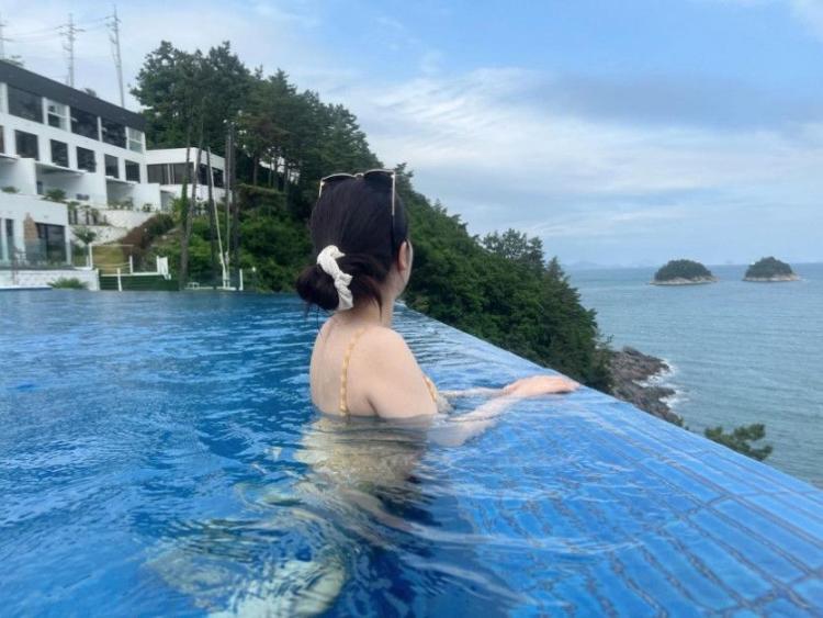윤채경 인스타_수영장2
