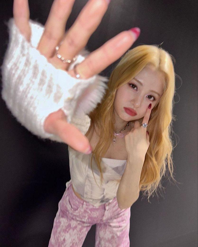LE SSERAFIM YUNJIN0