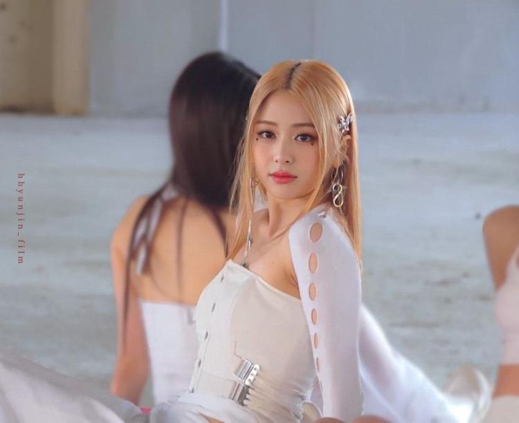 LE-SSERAFIM Yunjin0