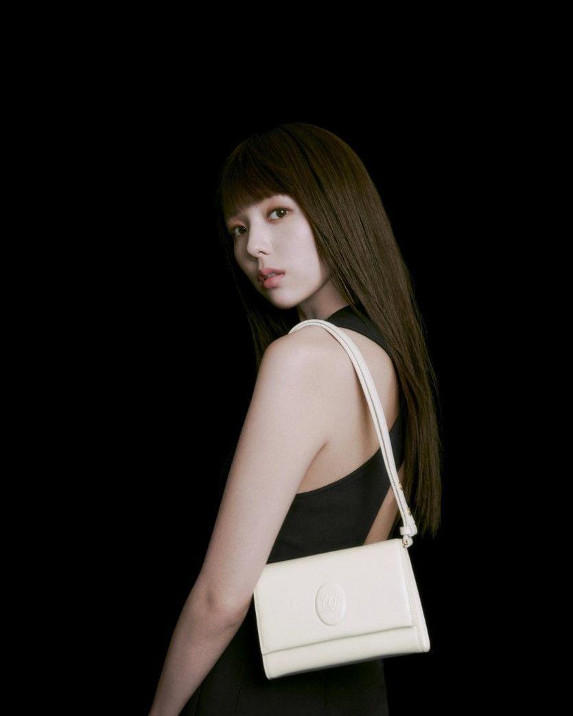 채수빈 루이까또즈 핸드백 화보5