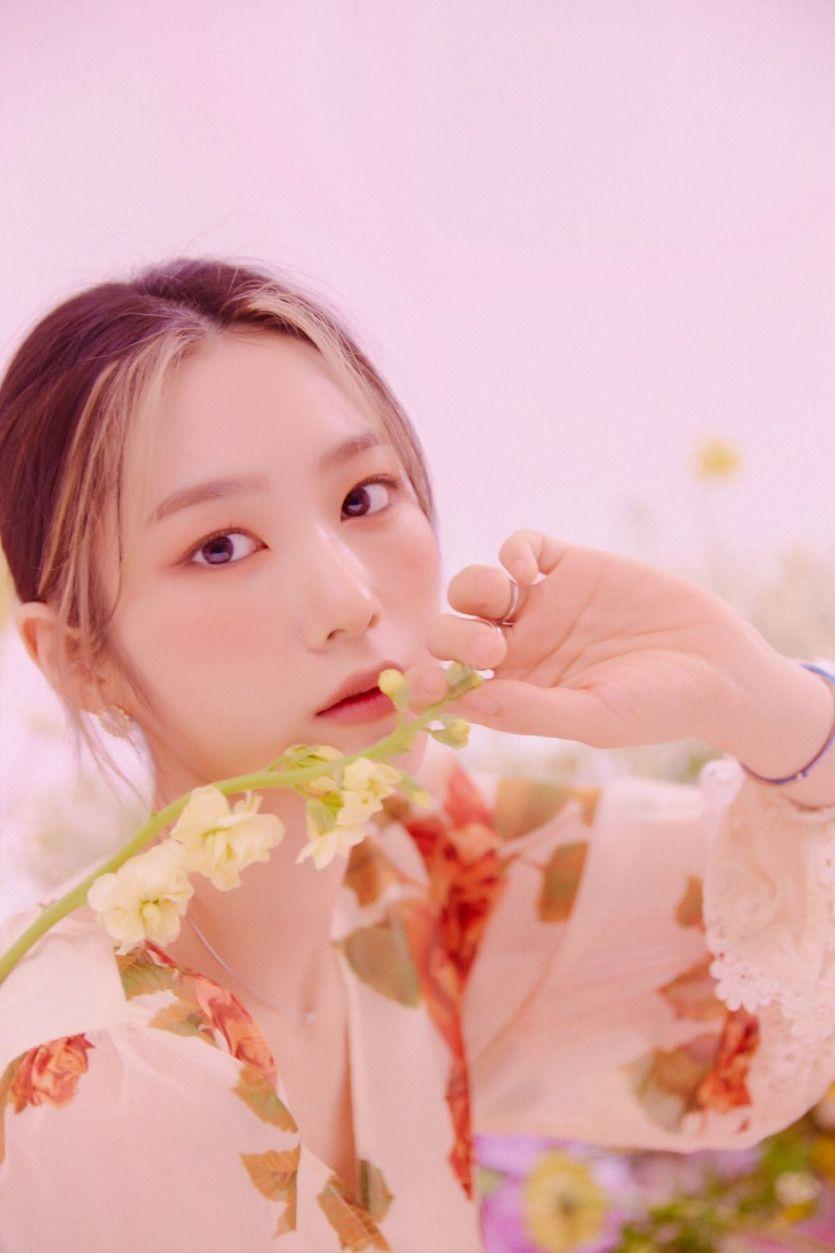 봄꽃 화보 오마이걸 지호 승희2