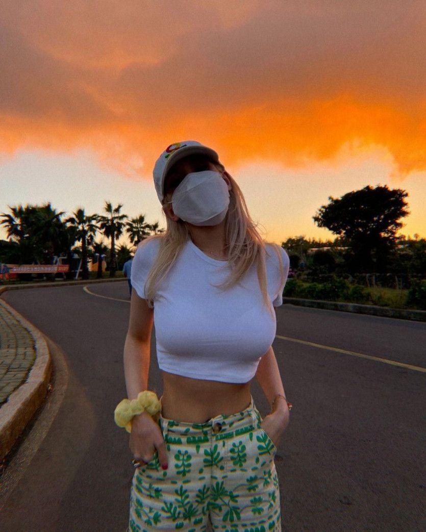 딱 맞는 흰 크롭티 소미0