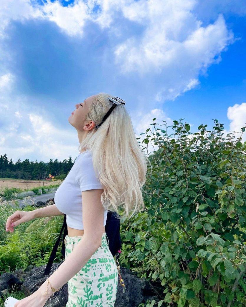 딱 맞는 흰 크롭티 소미4