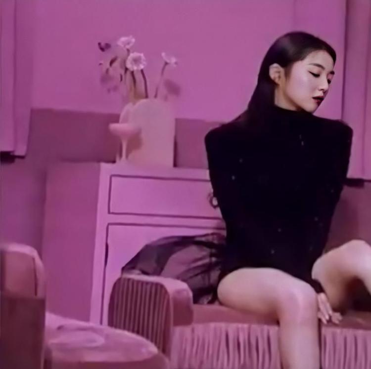 곧 컴백하는 아이린&슬기 티저 속 아이린 의상4