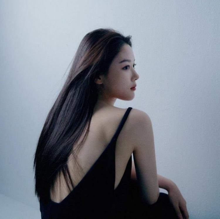 배우 김유정 아름다운 뒷태4