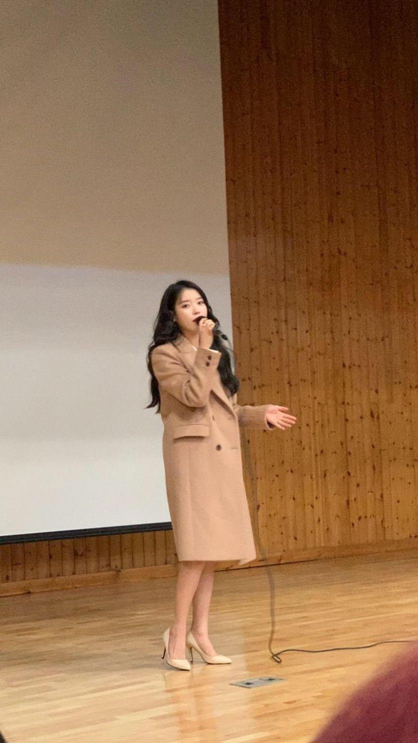 팬과 약속한대로 졸업식에 간 아이유0