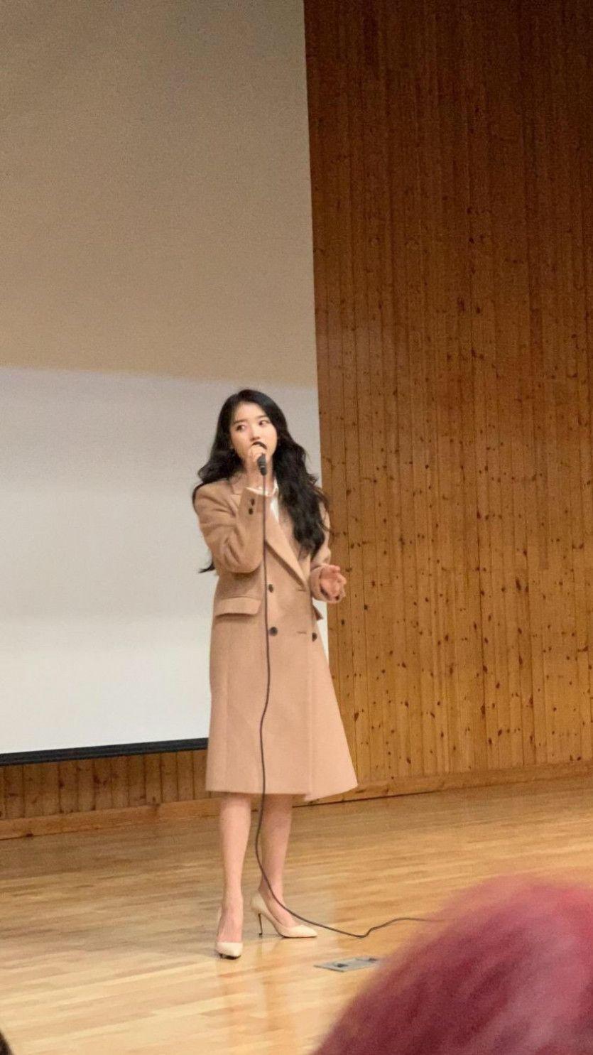 팬과 약속한대로 졸업식에 간 아이유1