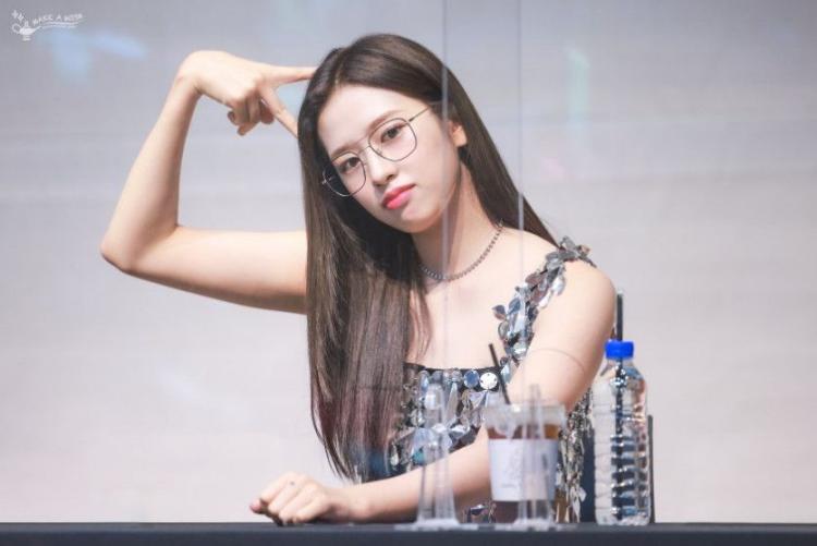 안유진 활동 사진3