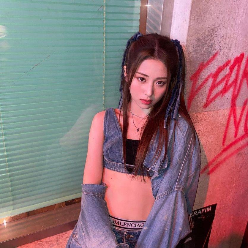 LE SSERAFIM YUNJIN0