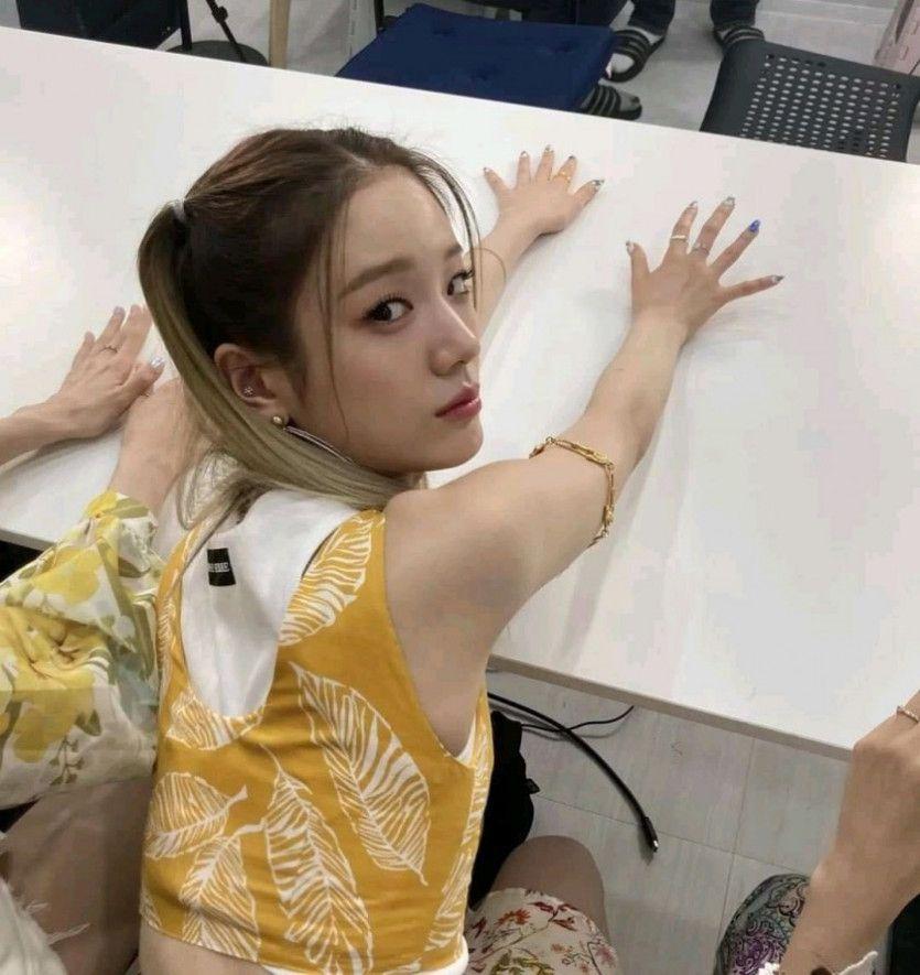 엎드려서 뒤돌아보는 장규리2