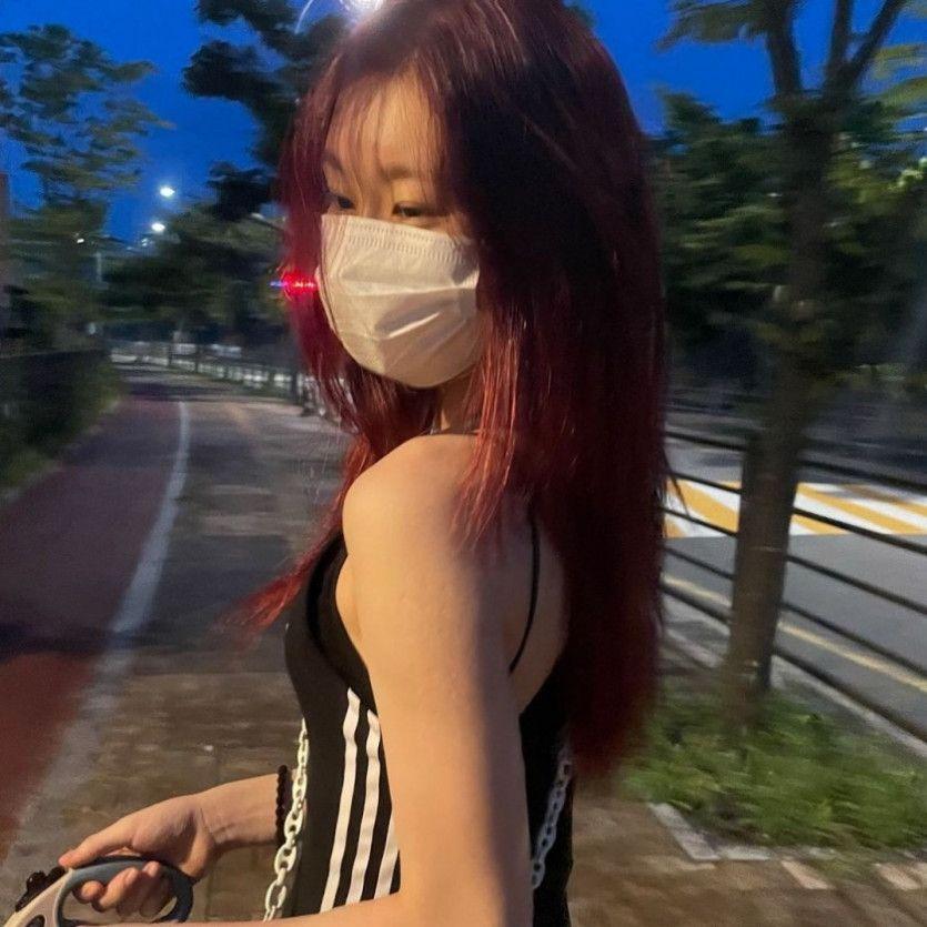 채령 인스타 (아디다스 원피스 + 거울 셀카)5