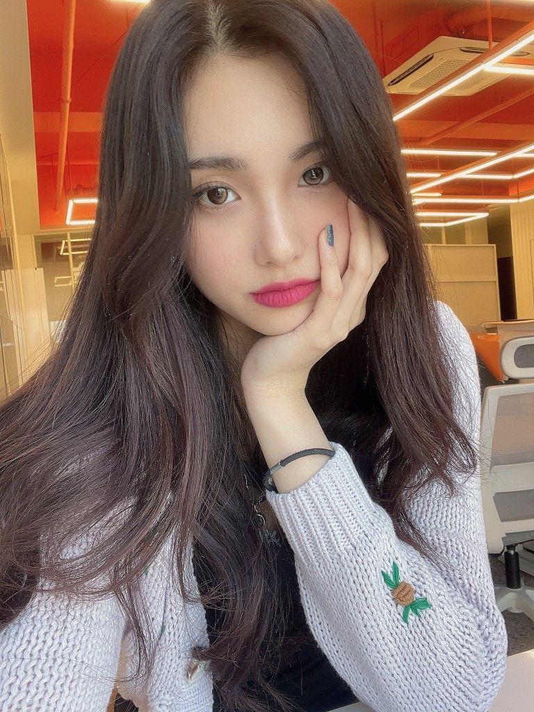 EVERGLOW Aisha1