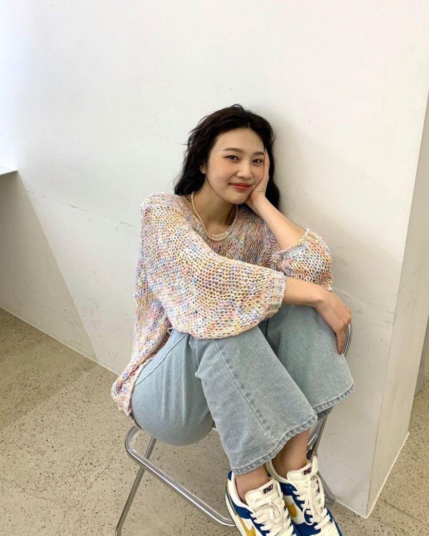 의자에 앉은 조이 ??????3