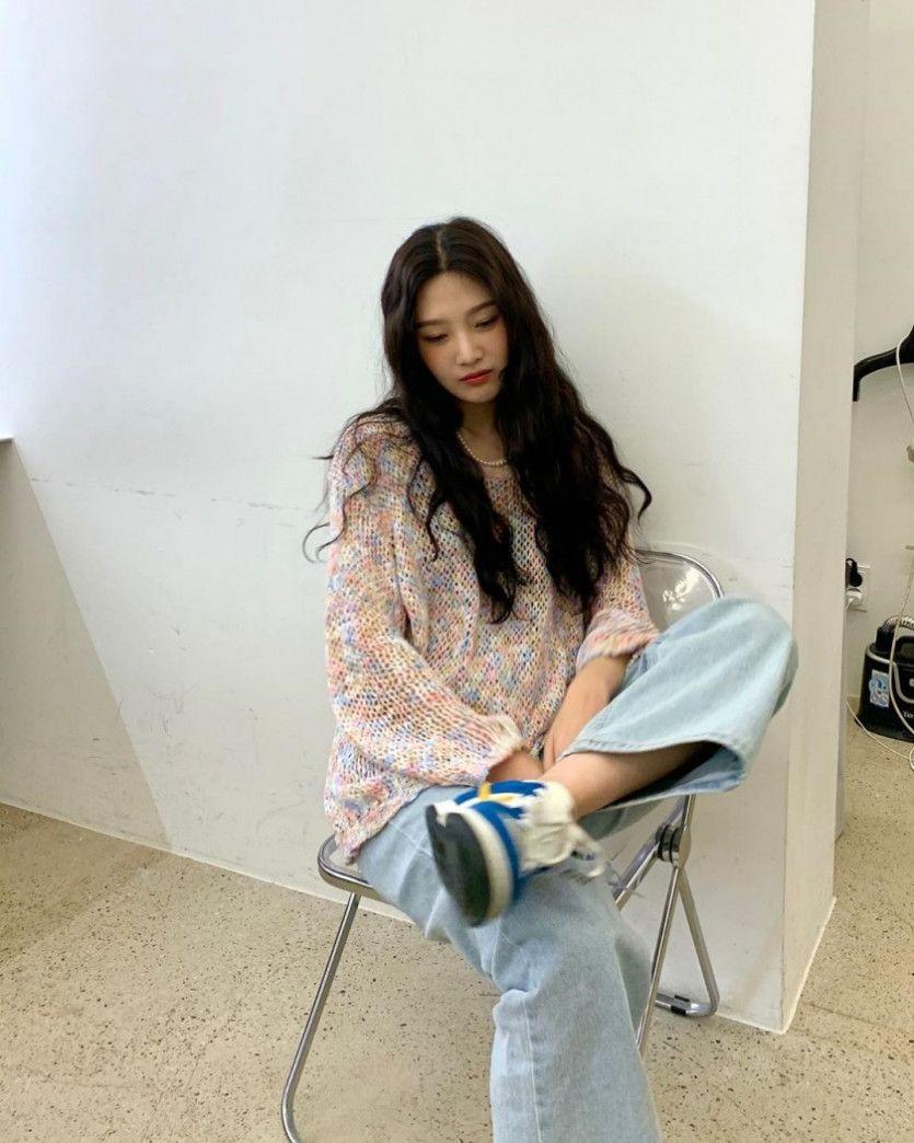 의자에 앉은 조이 ??????4