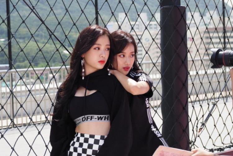 에이프릴 자켓사진 비하인드컷1