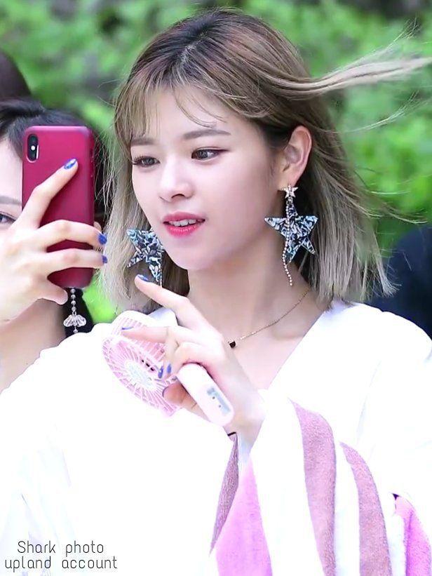 셀카찍는 정여니1