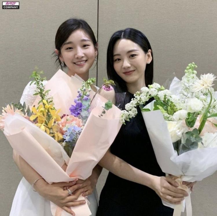 화이트 박소담 블랙 조이현1