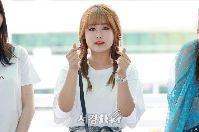 러블리즈 180615 출국기사사진2