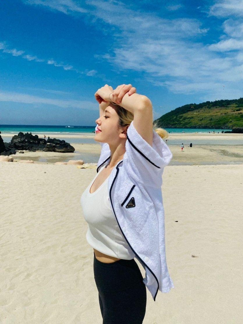 해변 모래사장 전소미3