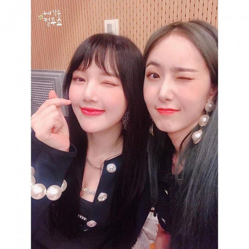 여자친구 예린 슴골이 보이는 의상.jpg0
