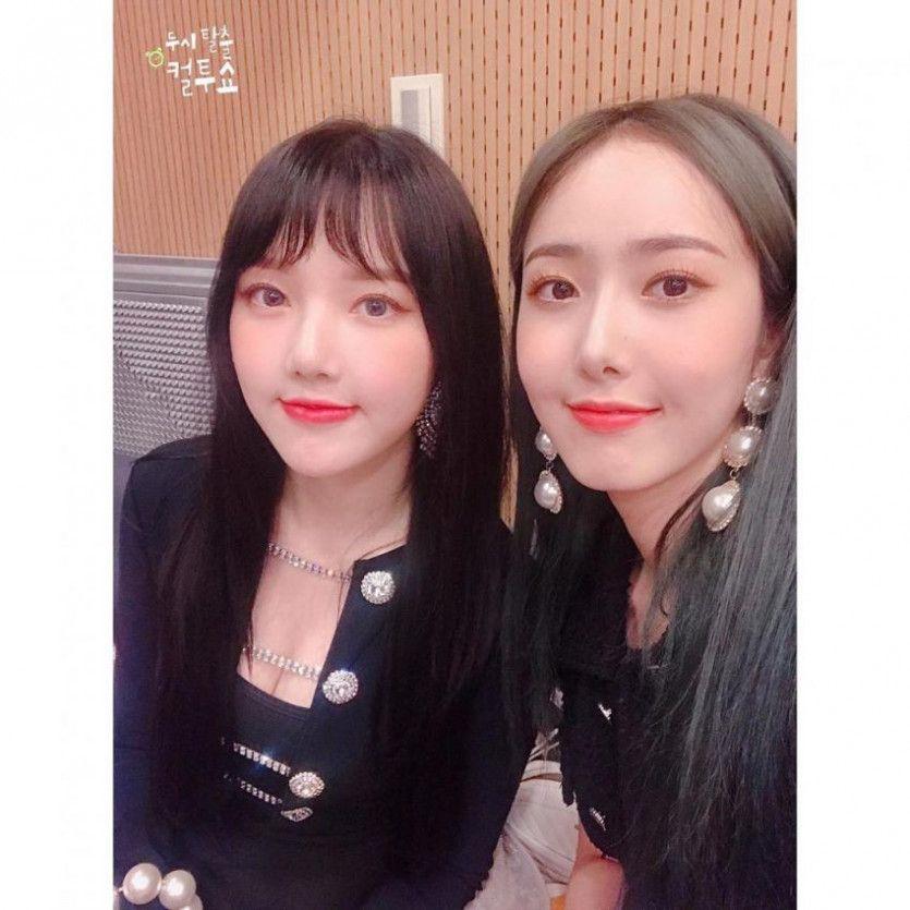 여자친구 예린 슴골이 보이는 의상.jpg1