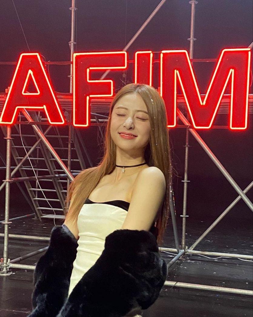 LE SSERAFIM YUNJIN0