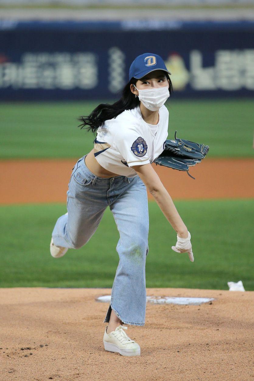에버글로우 프로야구 시구 시타.JPG1