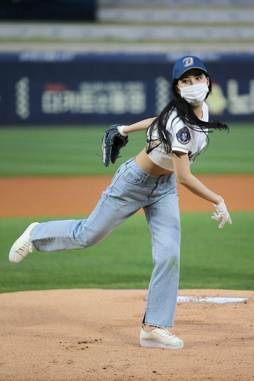 에버글로우 프로야구 시구 시타.JPG2