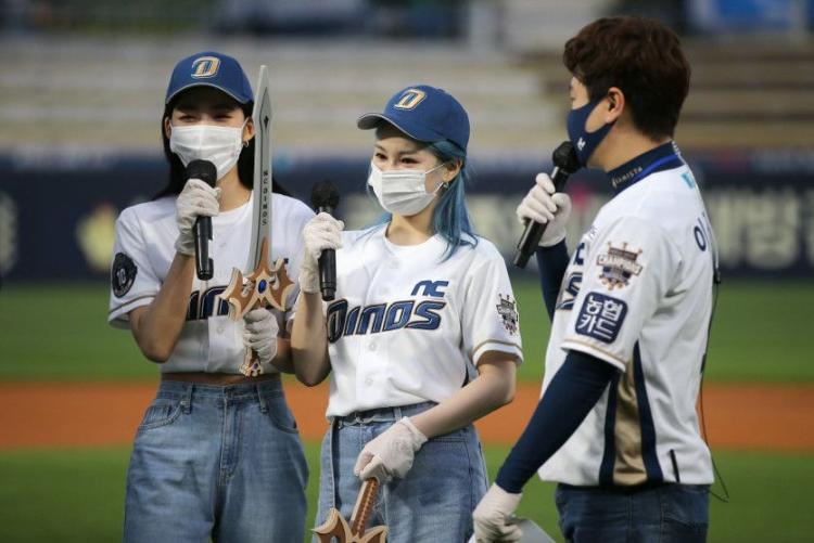 에버글로우 프로야구 시구 시타.JPG4