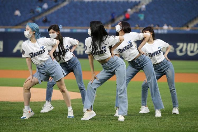 에버글로우 프로야구 시구 시타.JPG5