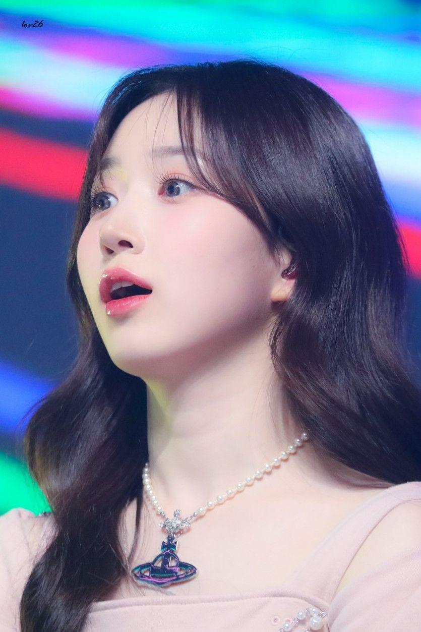 높은 의자에 앉은 허벅지 엔믹스 해원0