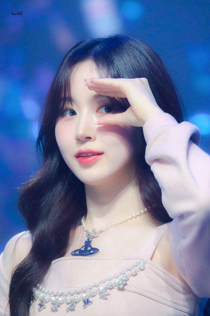 높은 의자에 앉은 허벅지 엔믹스 해원1