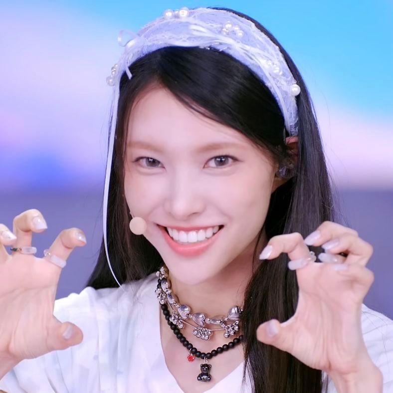 ILLIT YUNAH0